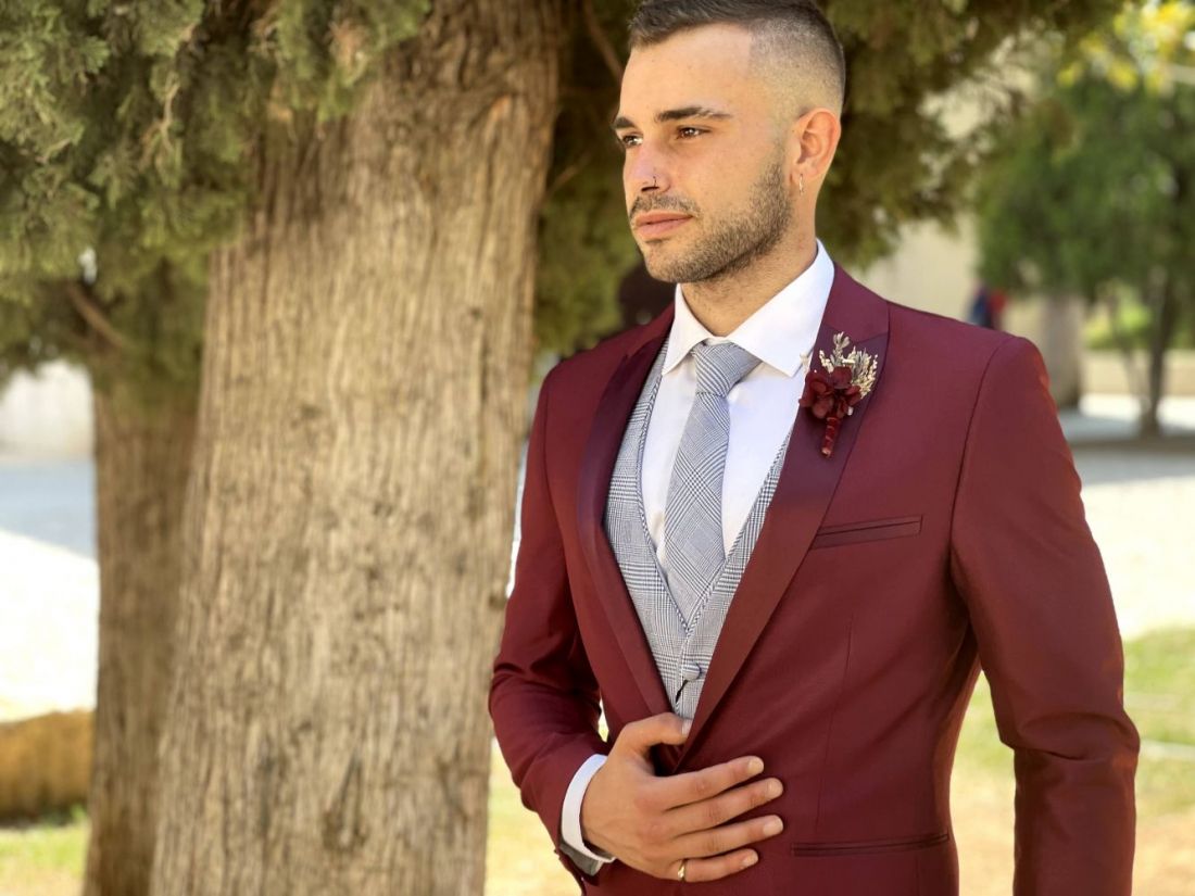 Traje slim fit burdeos