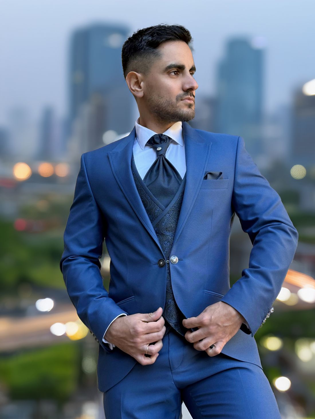 Traje novio entallado