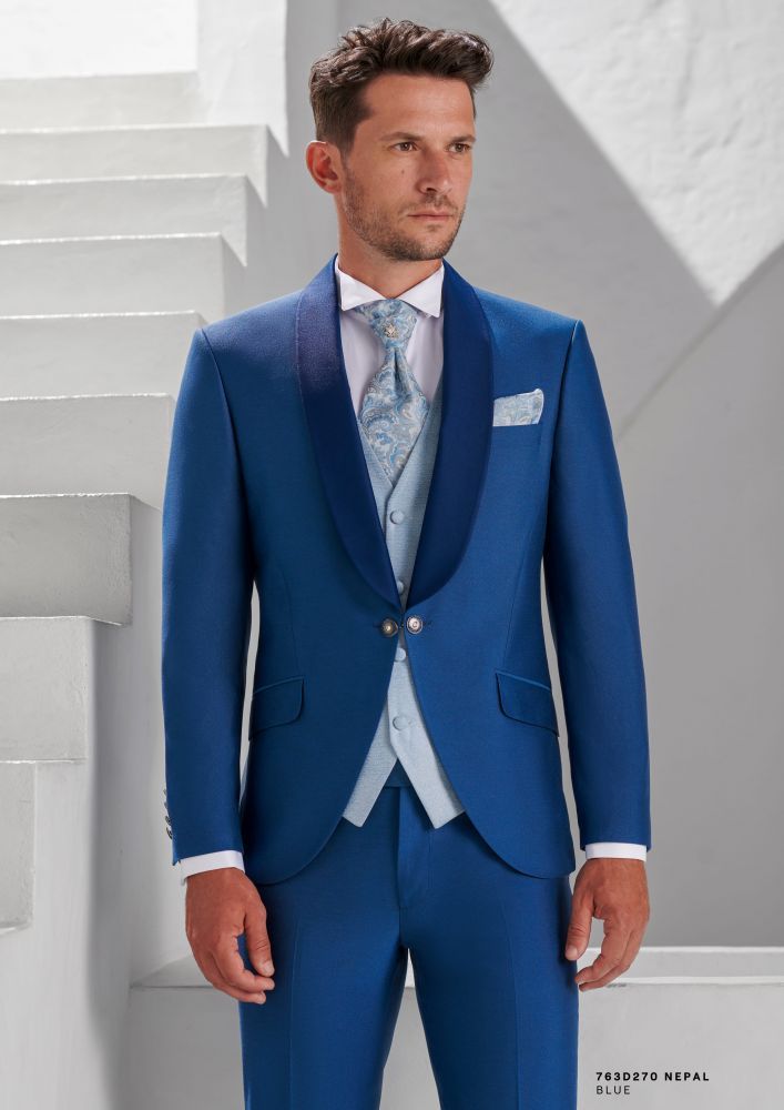 Traje azul vivo novio