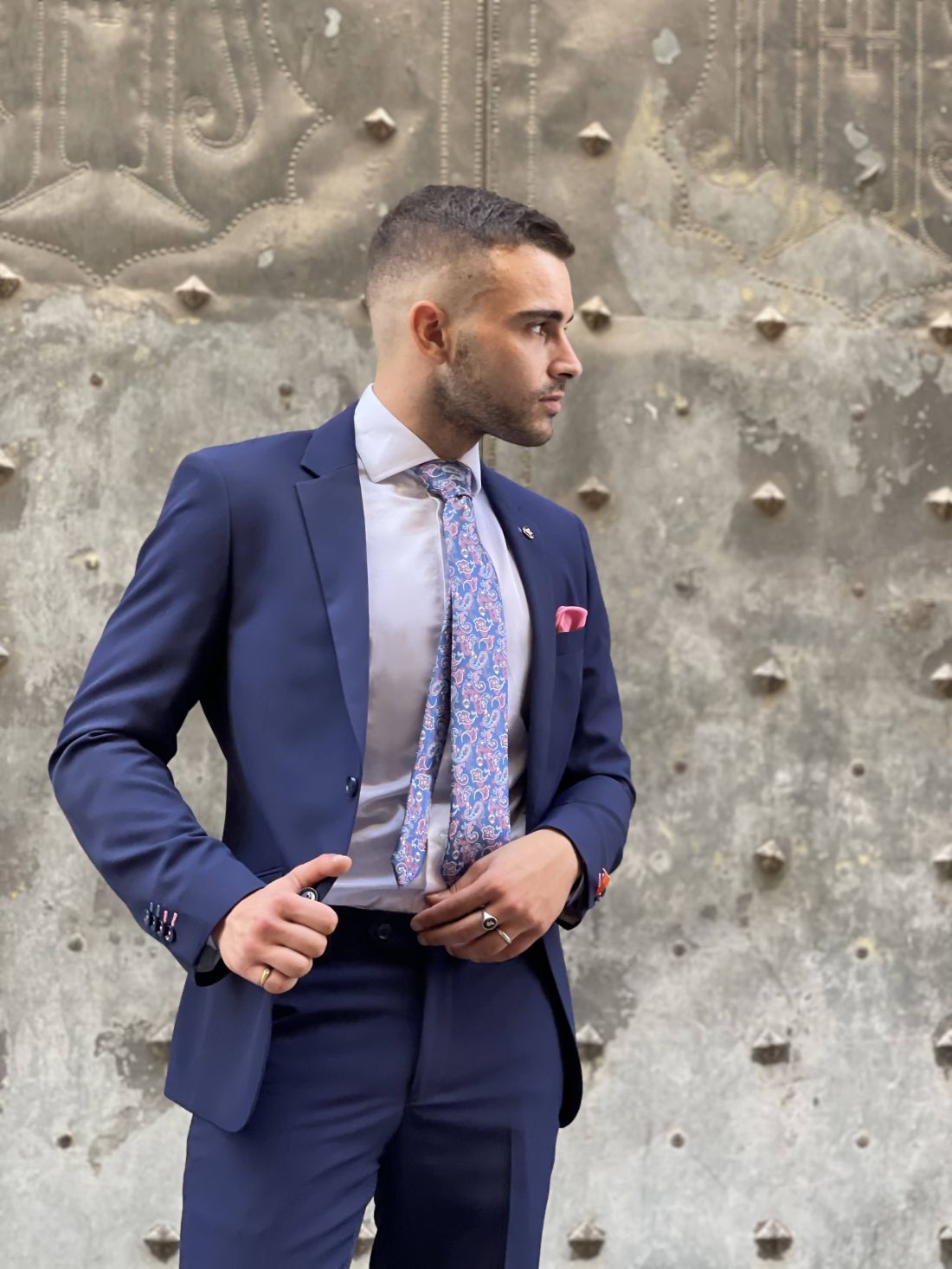 Traje azul marino con corbata estampada