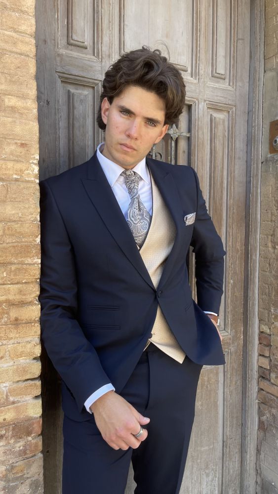 Traje de novio barato.