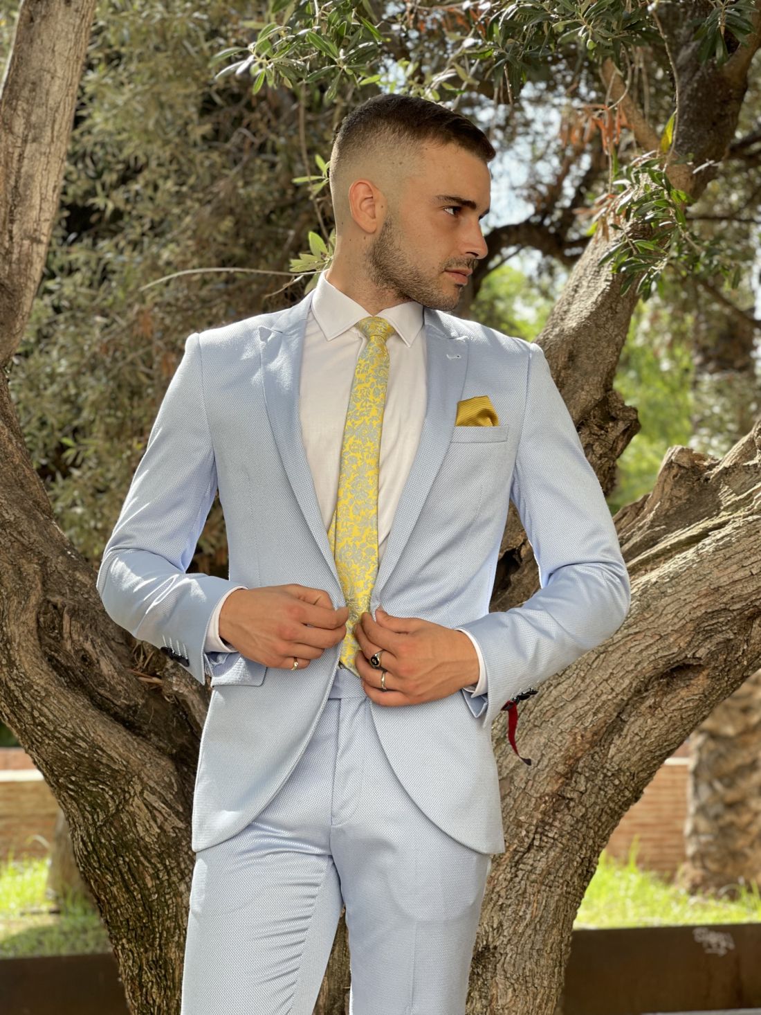 Traje celeste con corbata