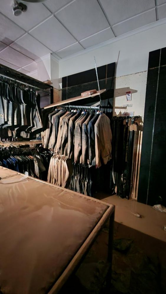 Vista prendas llenas de barro