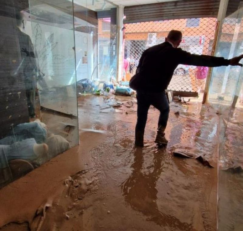 José en la entrada de la tienda llena de barro