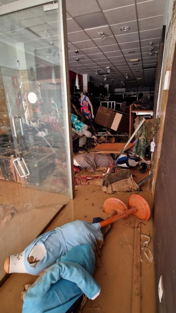 Vista escaparate lleno de barro