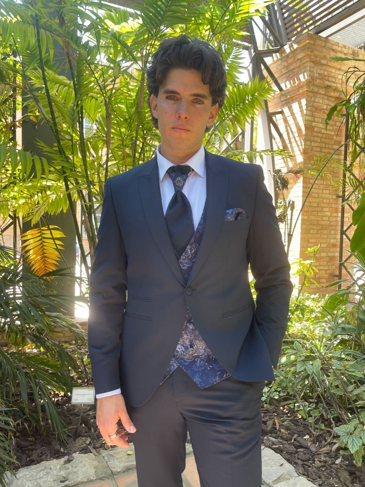 Traje de novio barato.