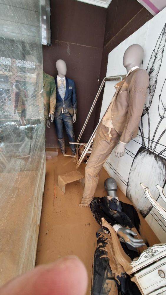 Escaparate tienda lleno de agua y barro