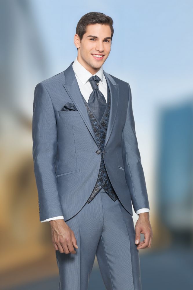 Traje de ceremonia entallado