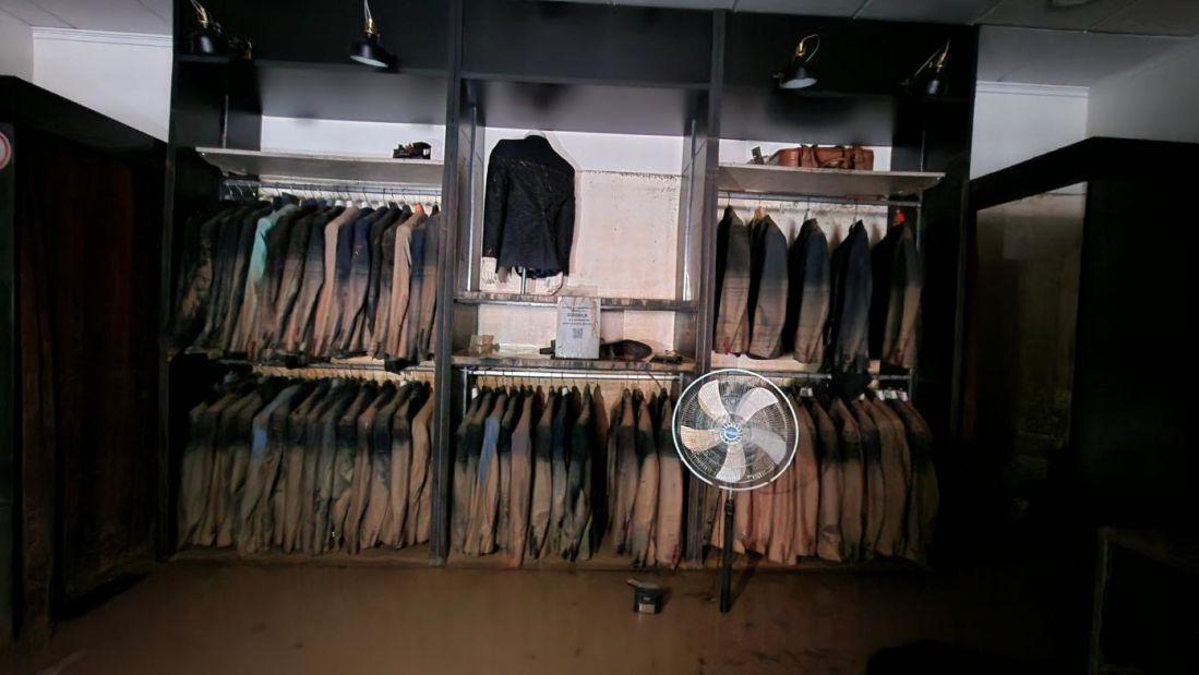 Vista general tienda llena de Barro