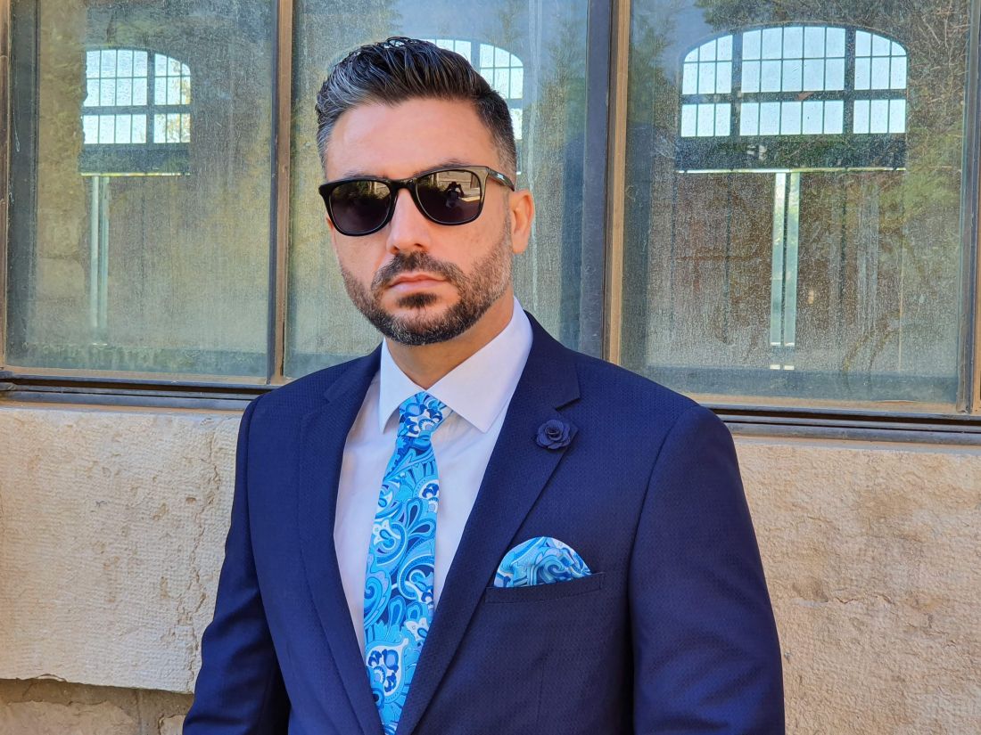 Traje azul marino de invitado con corbata