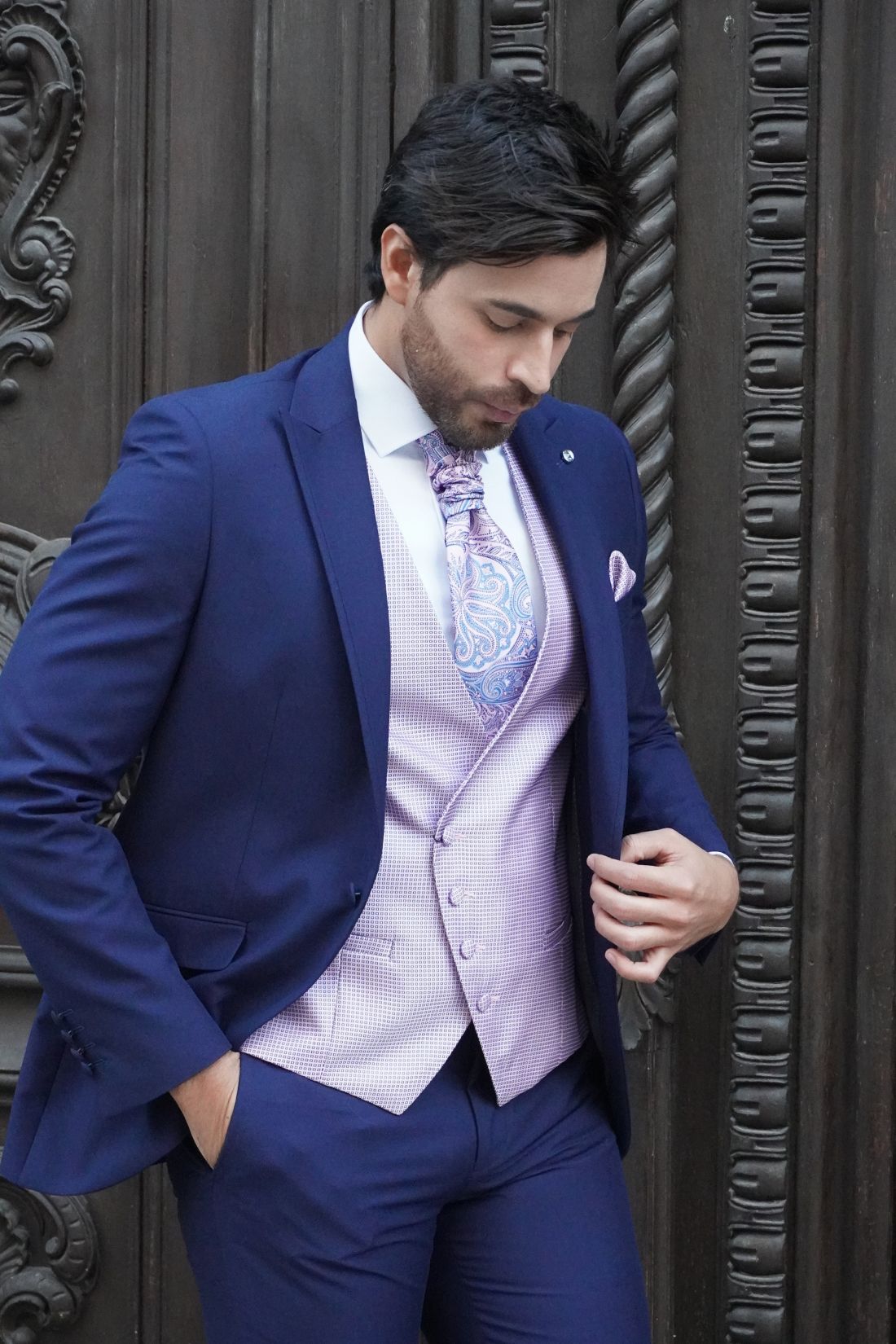 Traje de novio azul noche