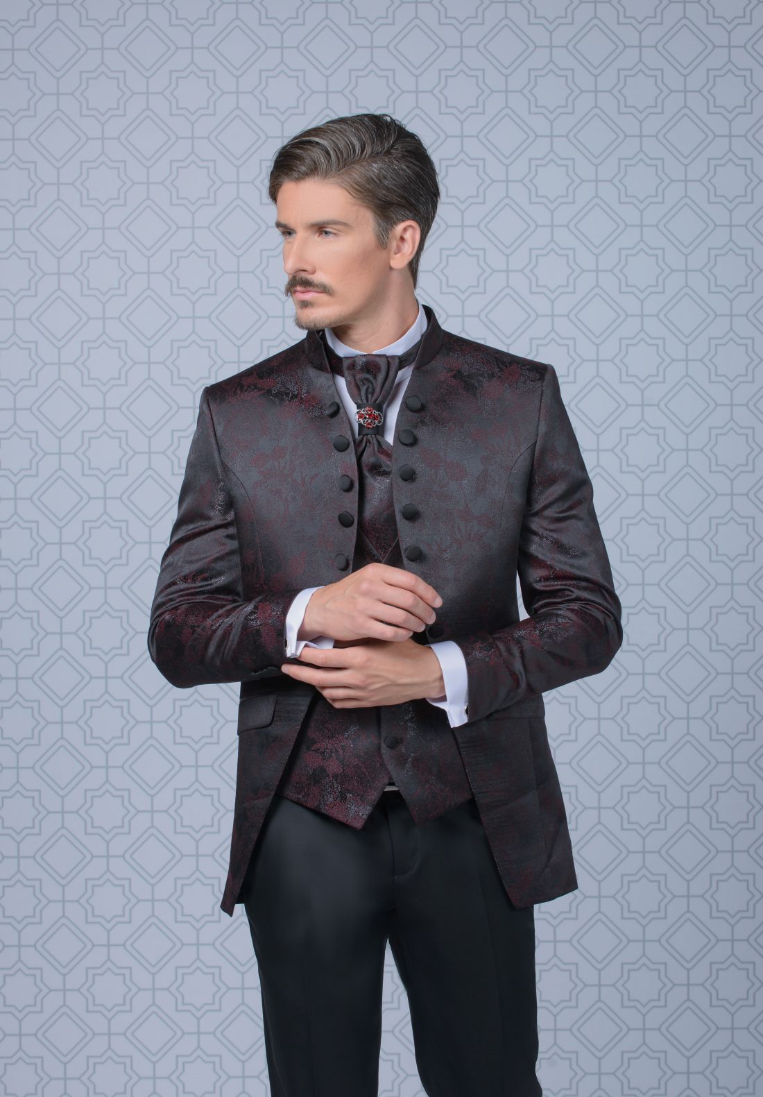 Trajes de novio estilo barroco 2021