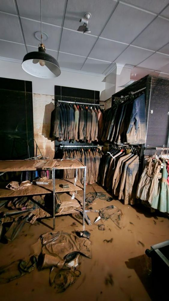 Interior de la tienda destruida por la DANA