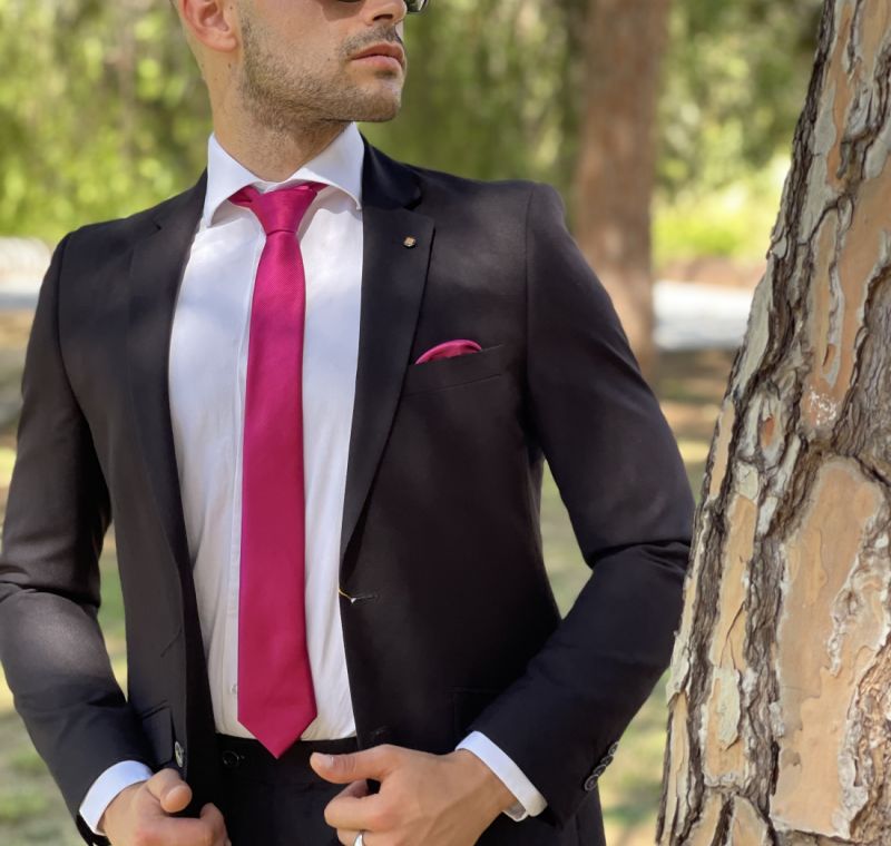 Traje negro con corbata slim fit