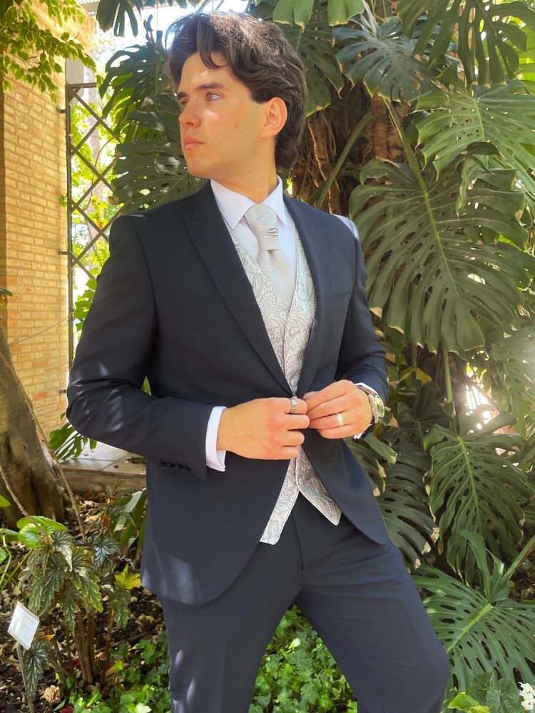 Traje de novio barato.