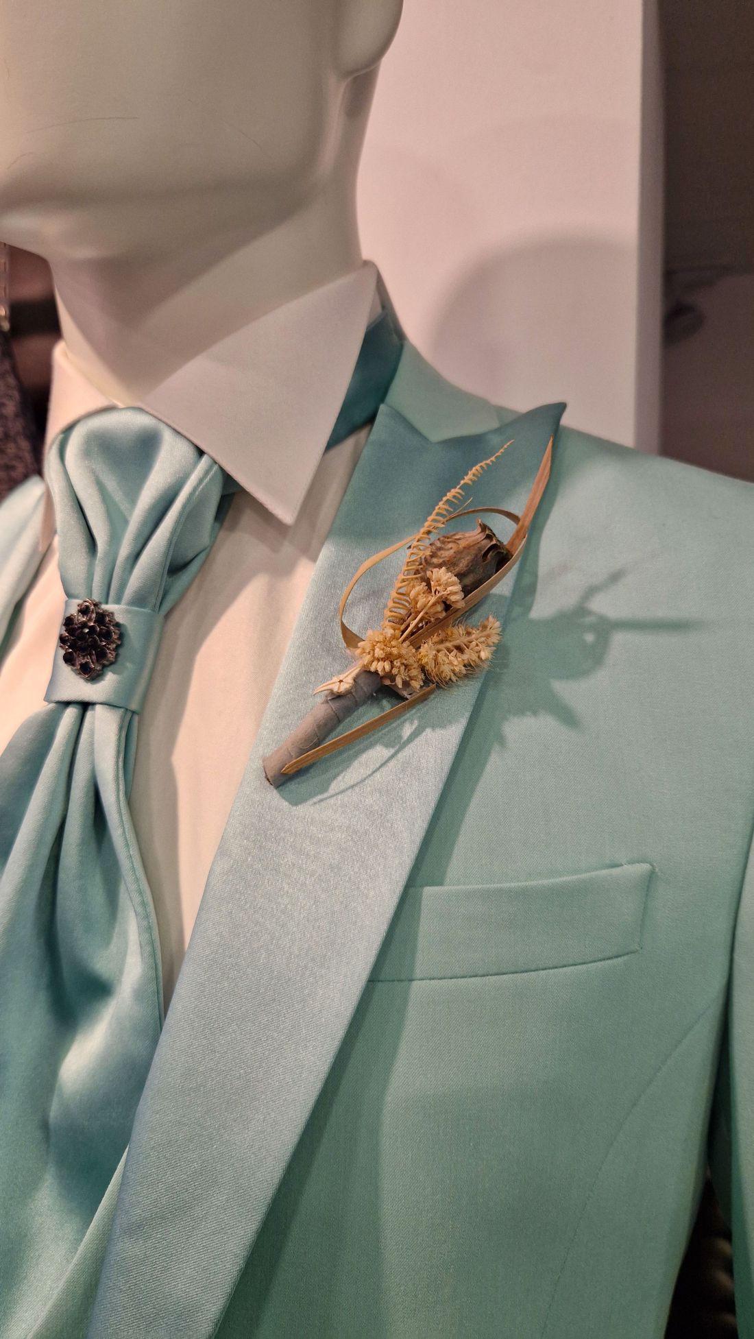 Prendido de flor preservada en solapa traje