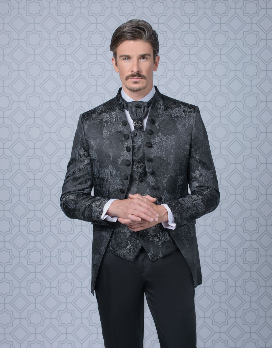 Trajes de novio estilo barroco 2021