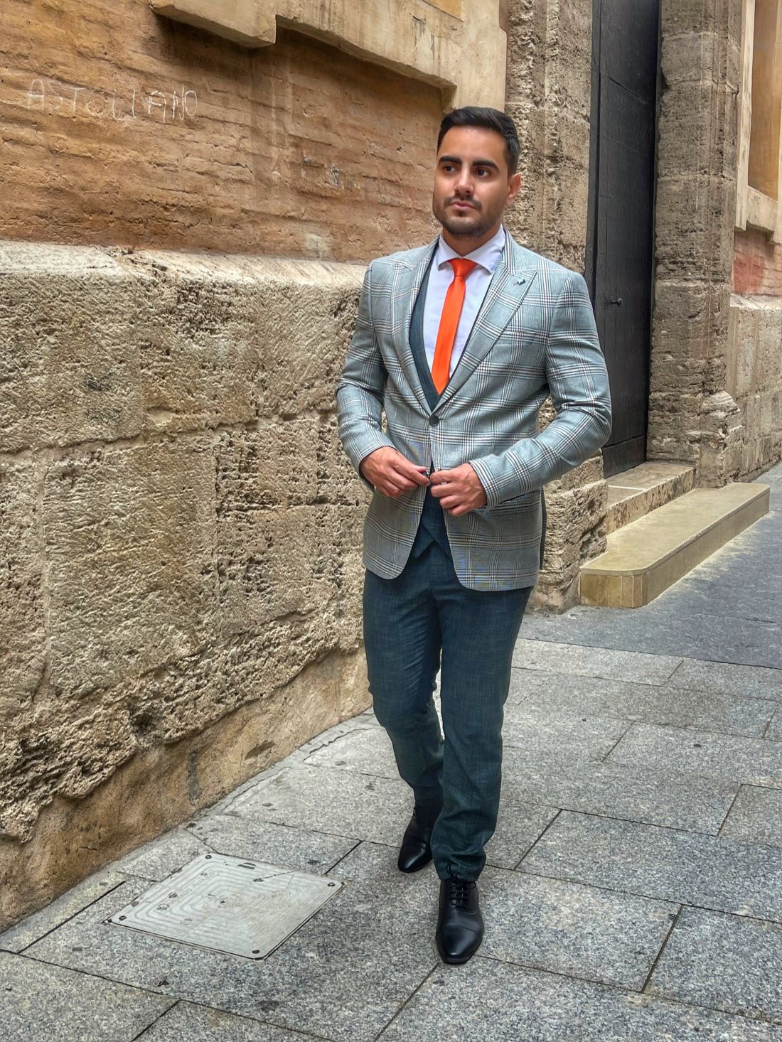 Traje cuadros con corbata