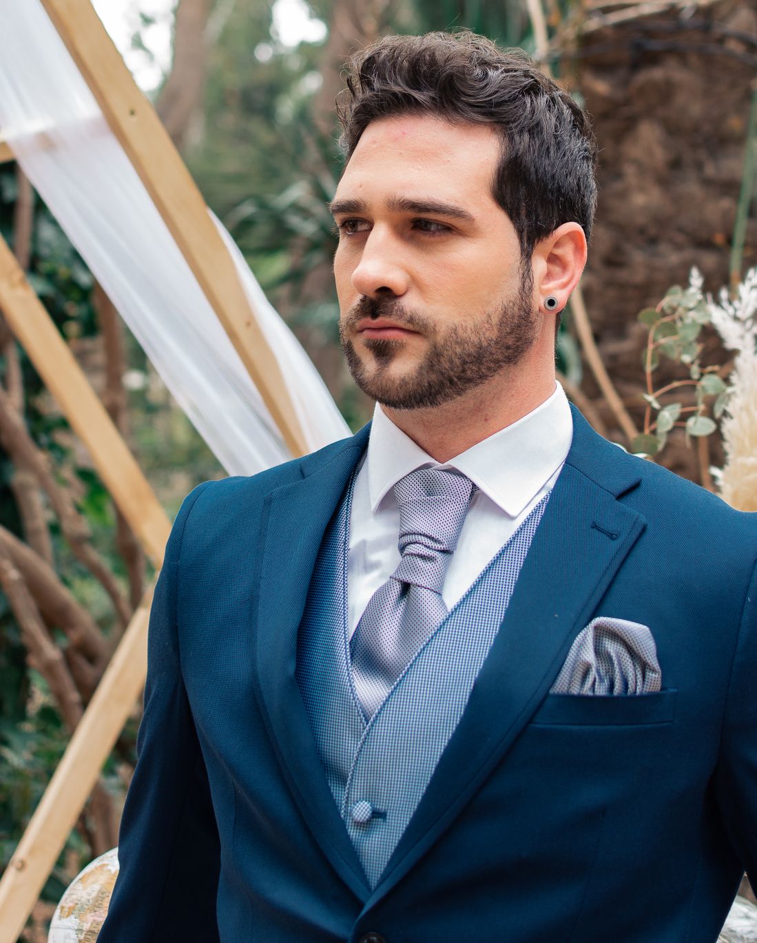 Traje de novio azul noche