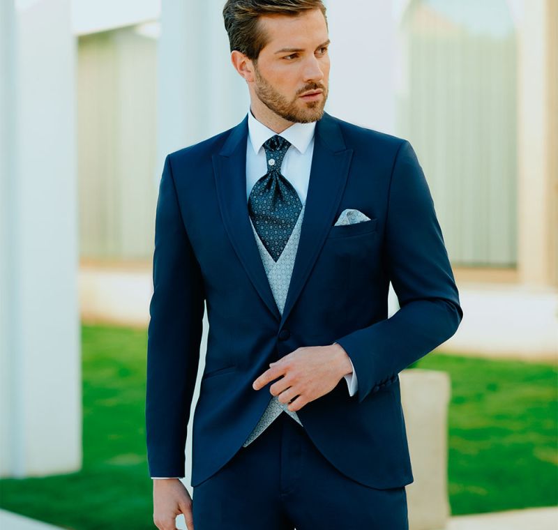 Traje de novio azul noche