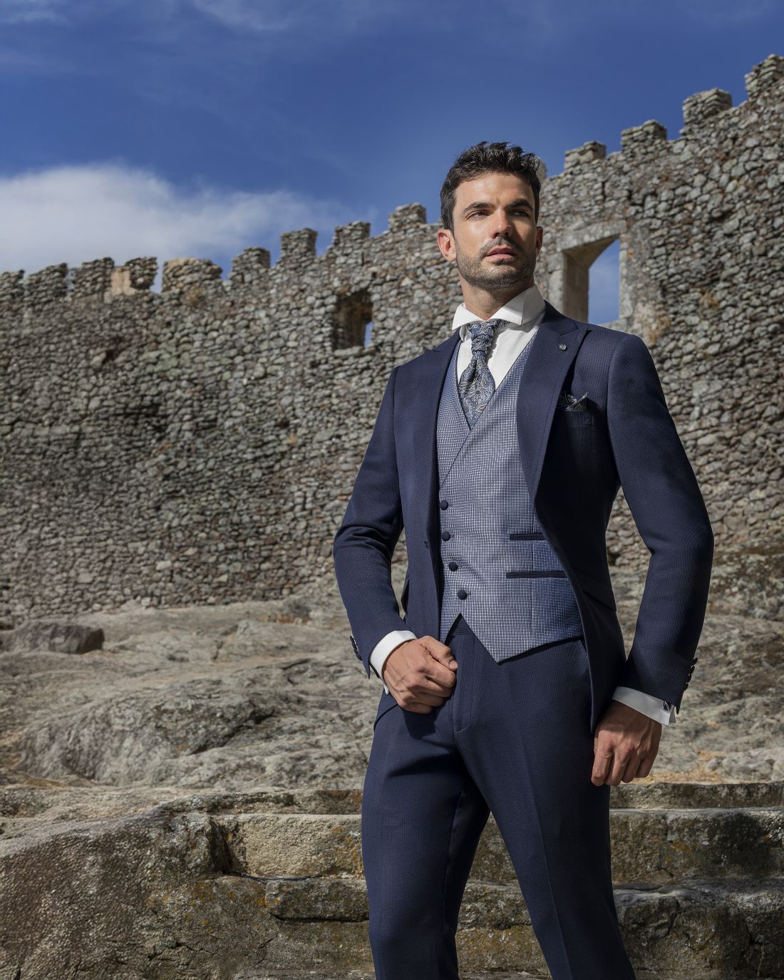Traje azul marino de novio o padrino maxima elegancia