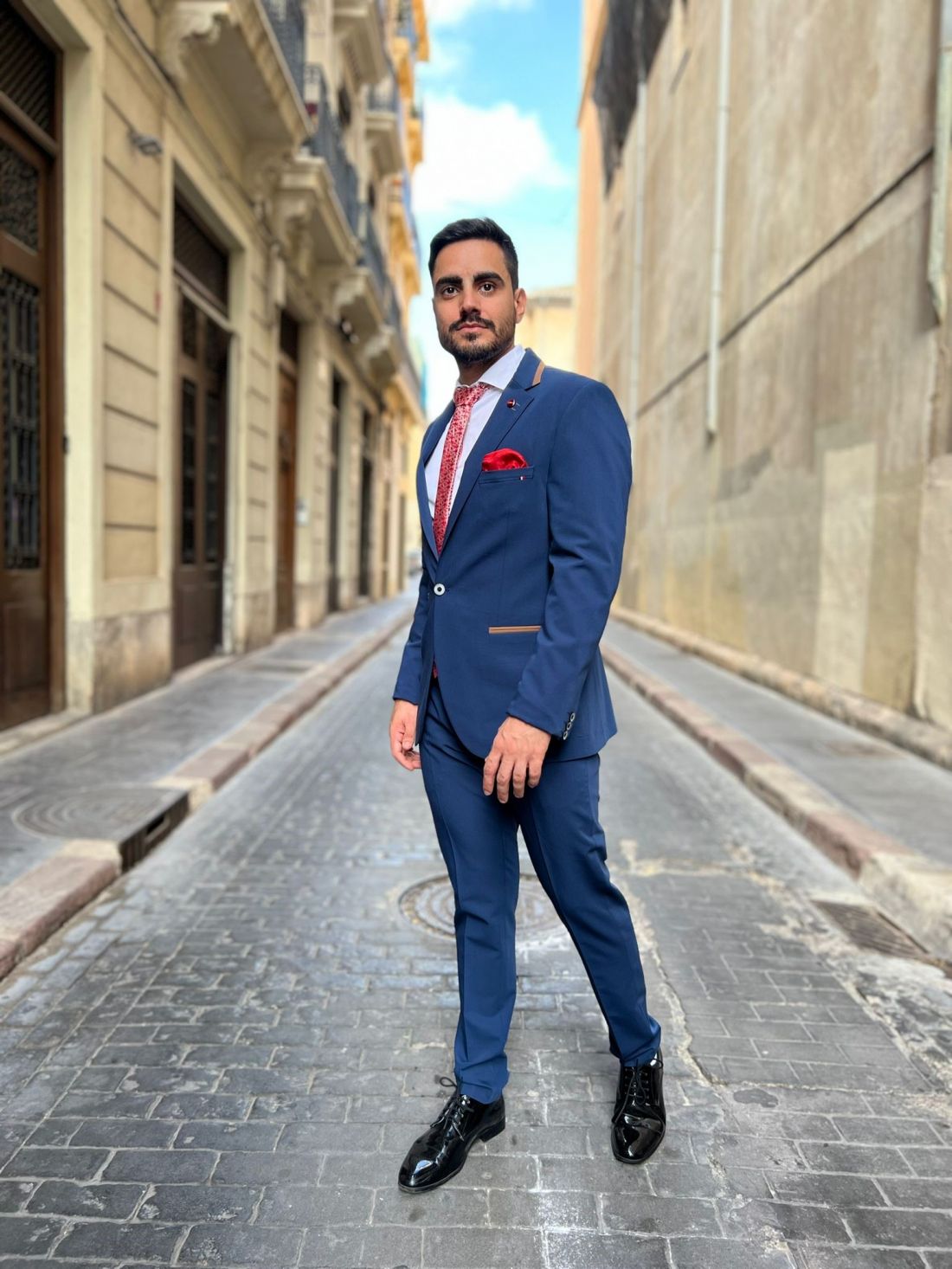 Traje azul tinta con corbata roja