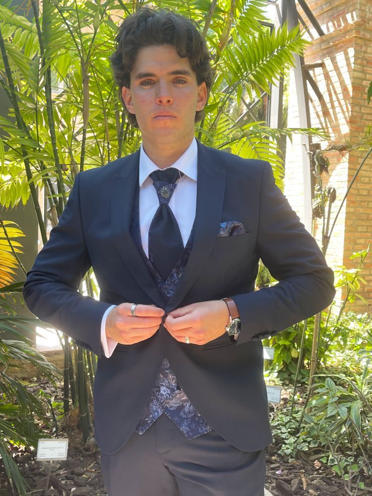 Traje de novio barato.