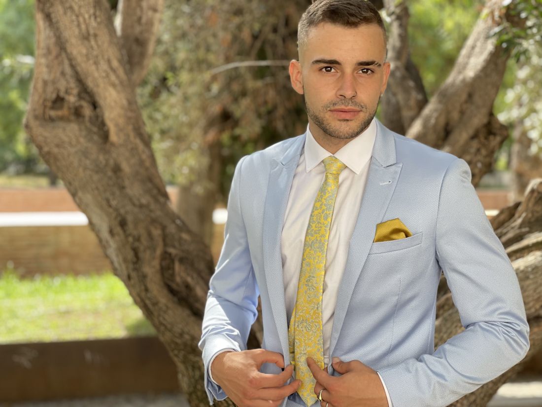 Traje azul celeste con corbata estampada