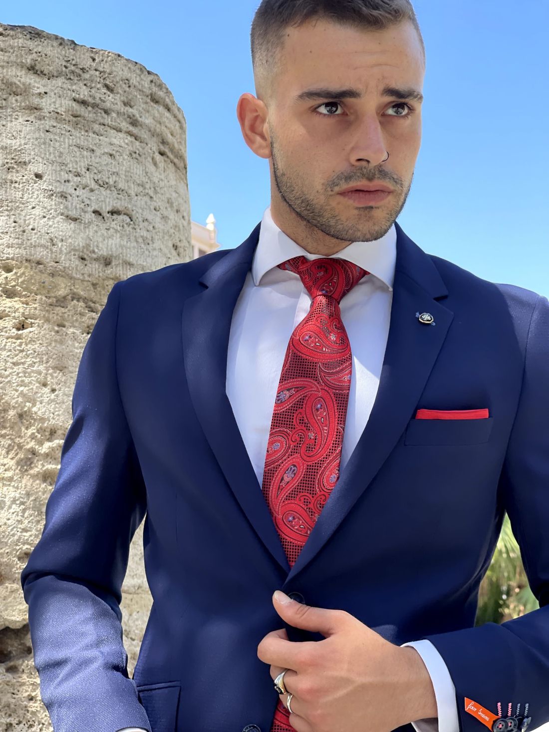 Traje azul marino de invitado con corbata