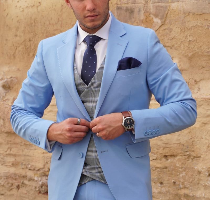 Traje celeste con chaleco y corbata