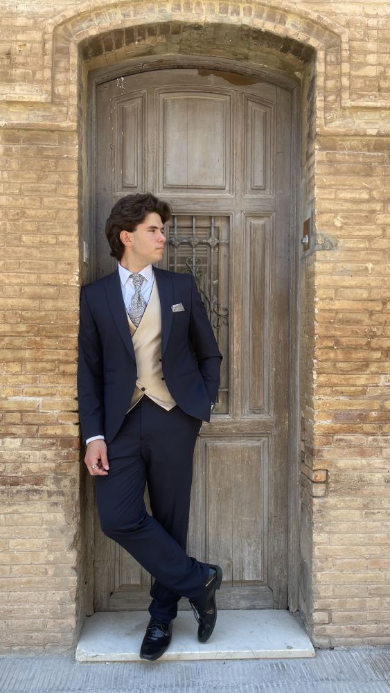 Traje de novio barato.