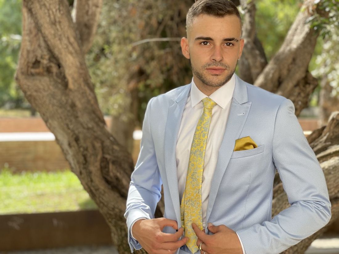 Traje azul celeste con corbata estampada