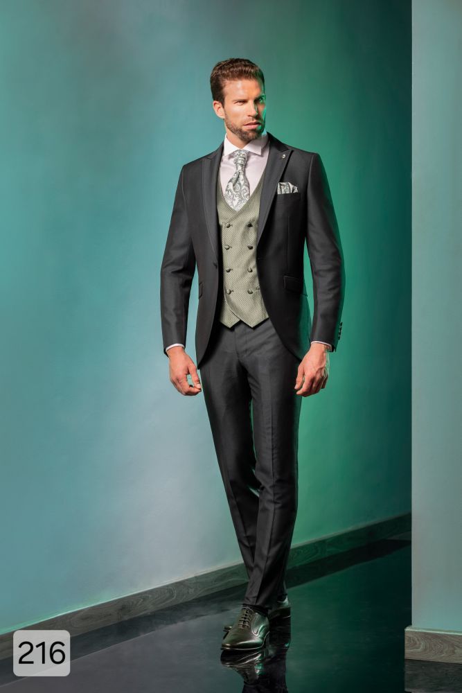 Traje ceremonia verde entallado