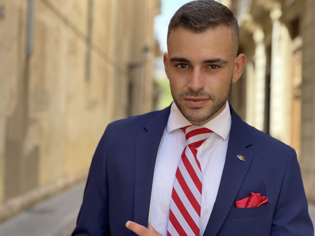 Traje azul de festero con corbata