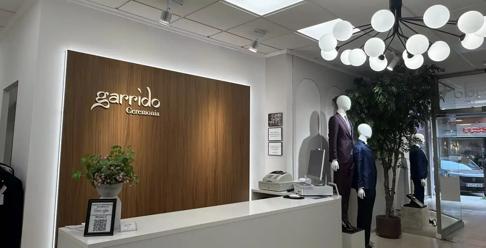 Ven a nuestras tiendas y encuentra el traje que realza tu figura