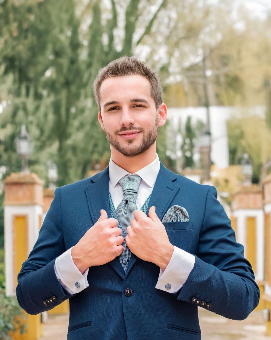 Traje de novio azul noche