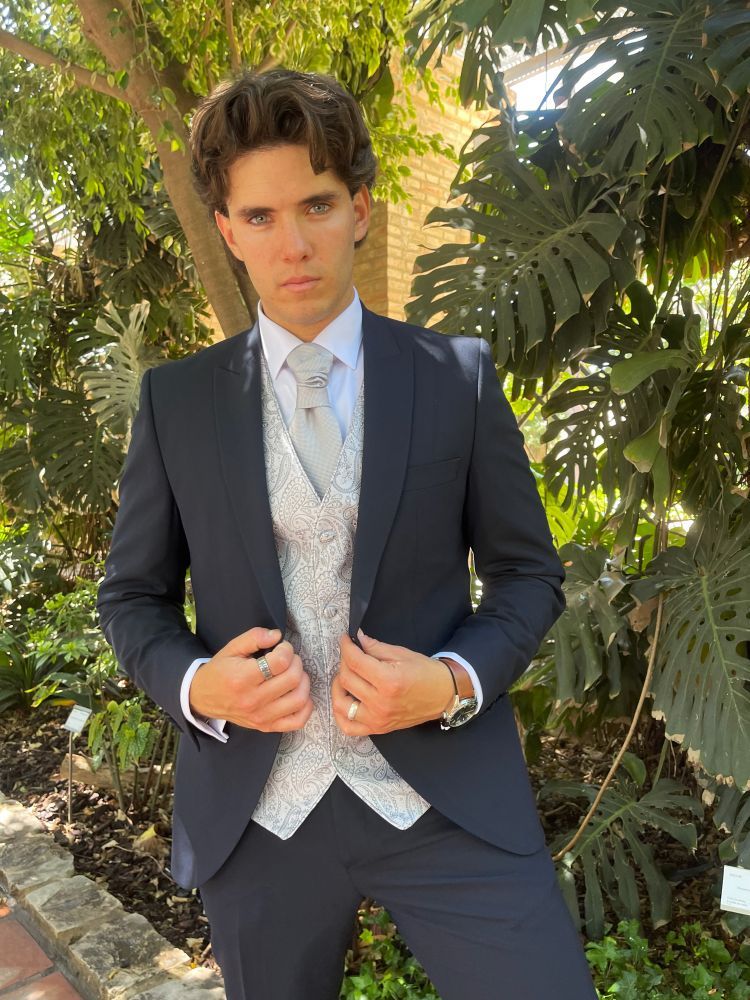 Traje de novio barato.