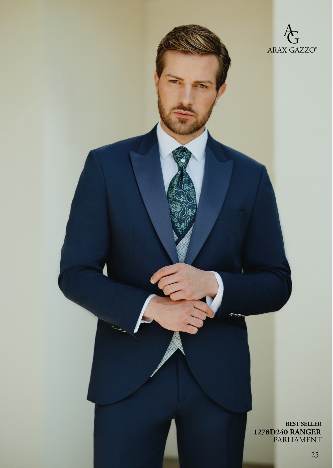 Traje de novio azul noche