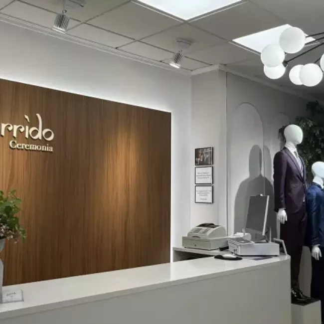 Ven a nuestras tiendas y encuentra el traje que realza tu figura