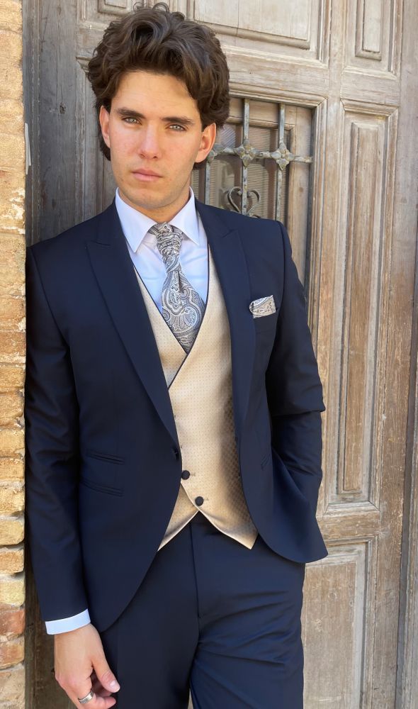 Traje de novio barato.