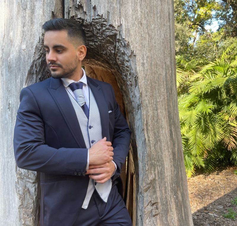 Traje de novio barato.