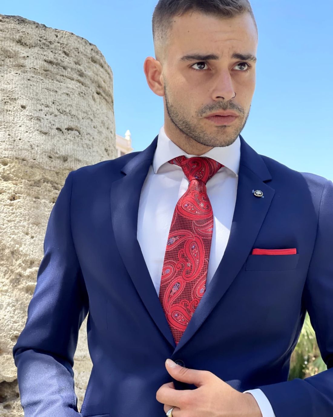 Traje azul marino con corbata roja tendencia