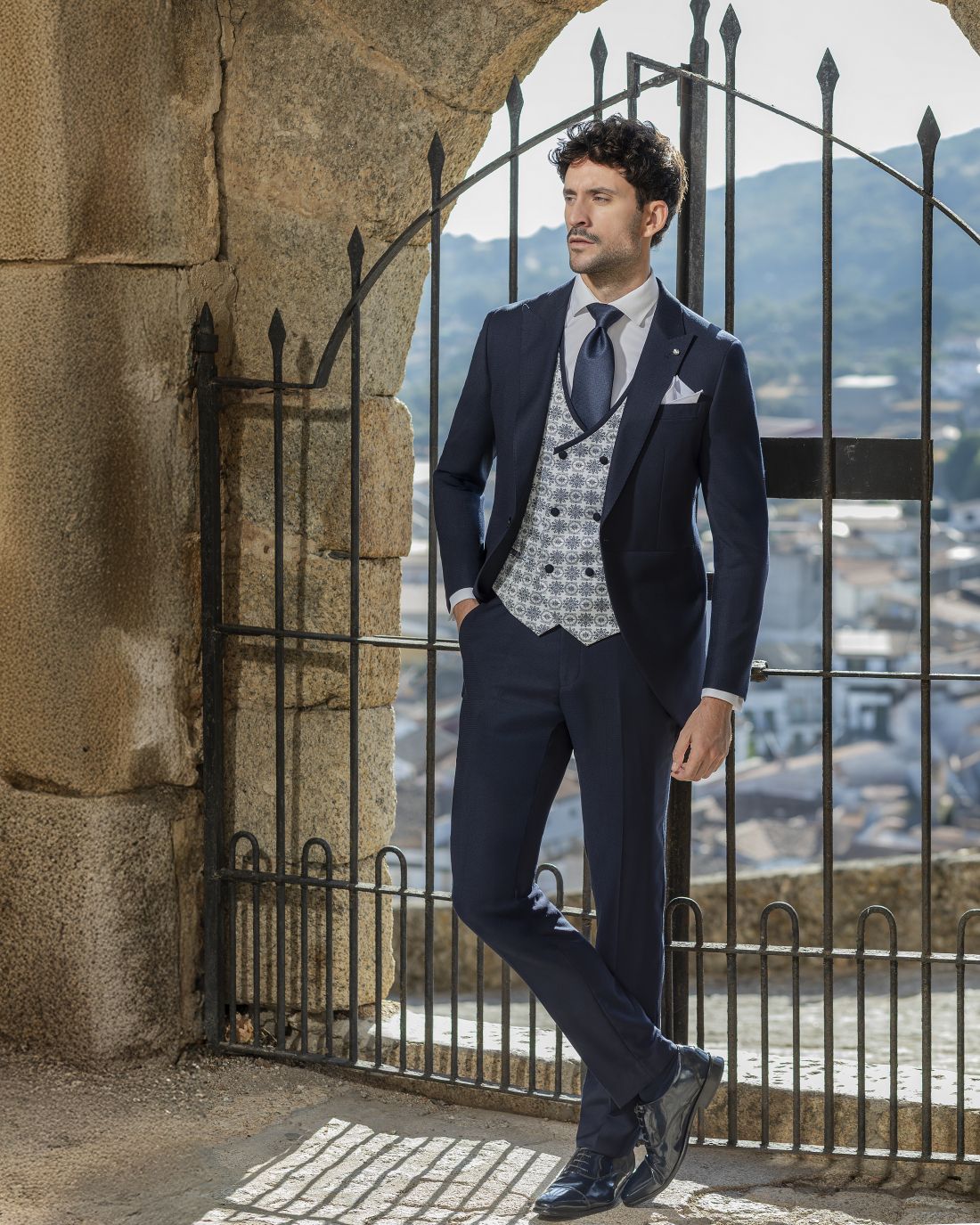 Traje azul marino de novio o padrino