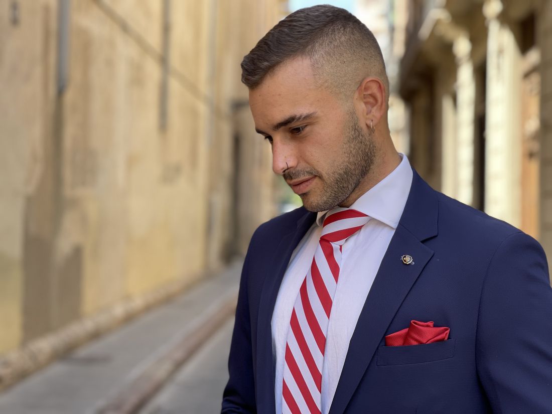 Traje azul hombre con corbata rayada