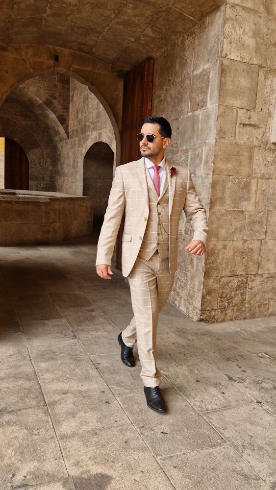 Trajes de novio, padrino, invitado de cuadros