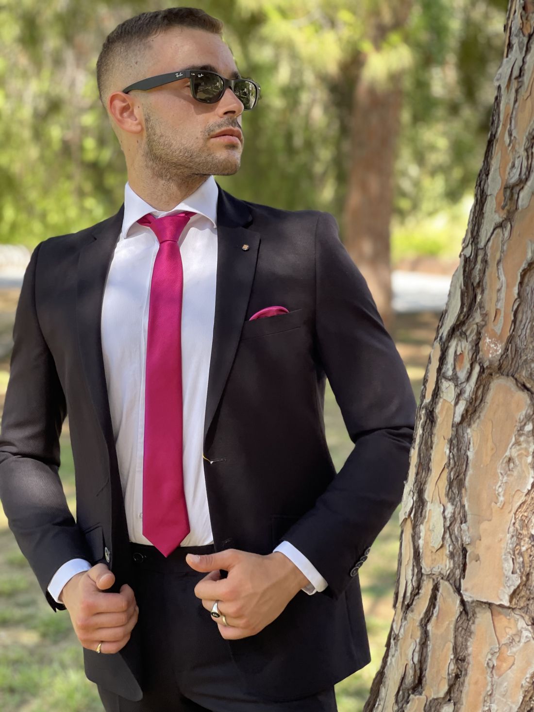 Traje negro con corbata slim fit