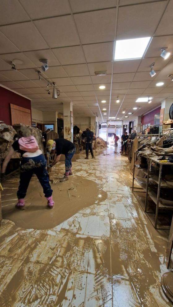 Voluntarios y amigos vinieron a ayudar