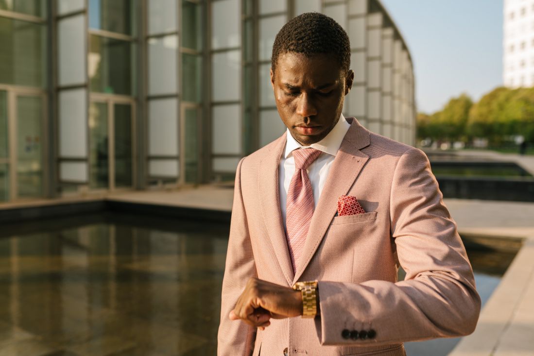 Traje rosa con corbata