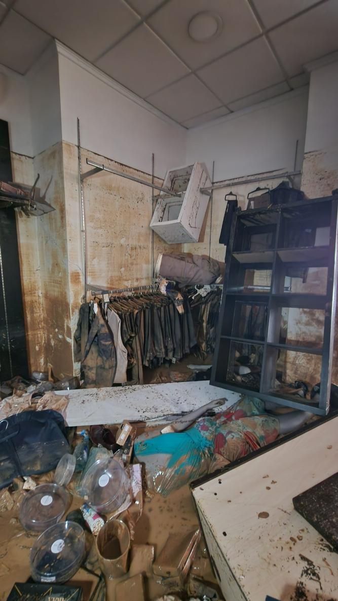 Interior de la tienda destruida por la DANA