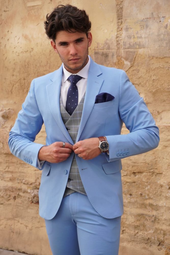 Traje celeste con chaleco y corbata